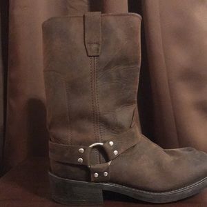 MENS 9D “crossroads” boot.